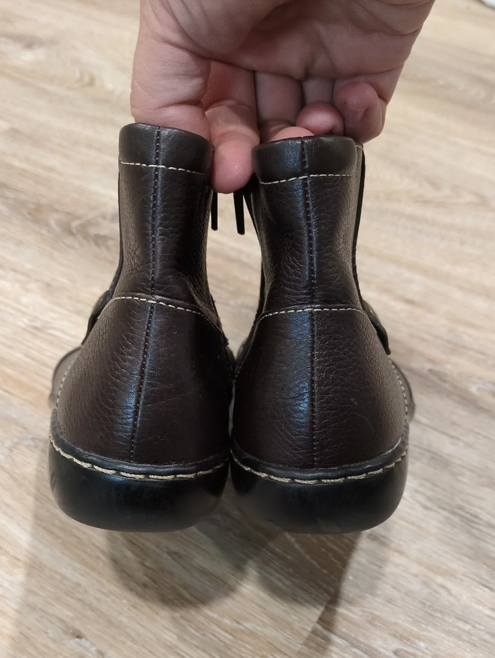 ❤️⭐Collection by Clarks Women's Dark Brown Leather Ankle Boots w/ Side Zip sz 7M